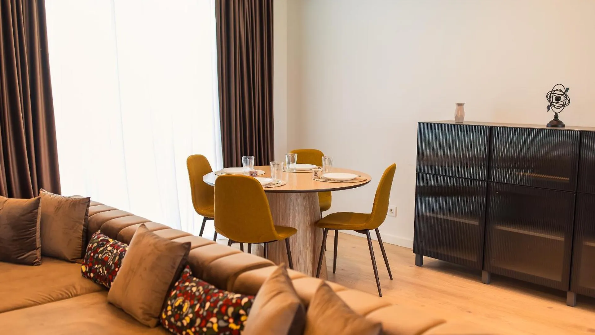 Roots Three - Modern Lakeview Apartment 부쿠레슈티 루마니아