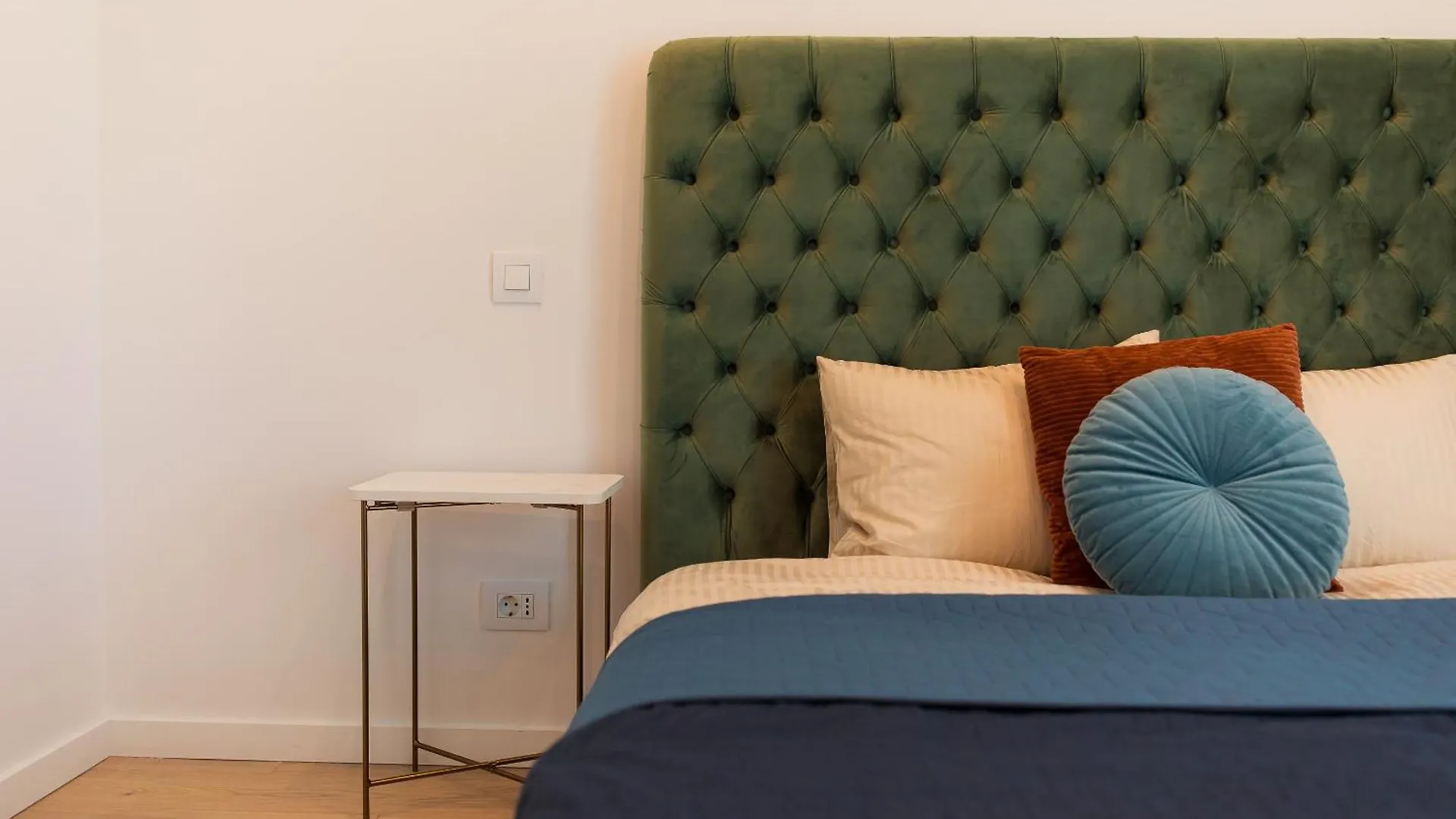 Roots Three - Modern Lakeview Apartment 부쿠레슈티