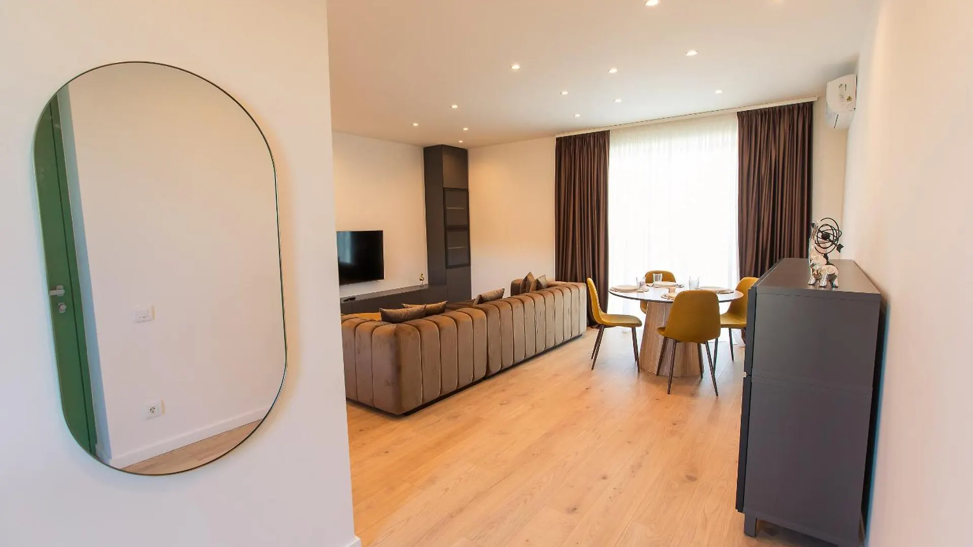 Roots Three - Modern Lakeview Apartment 부쿠레슈티