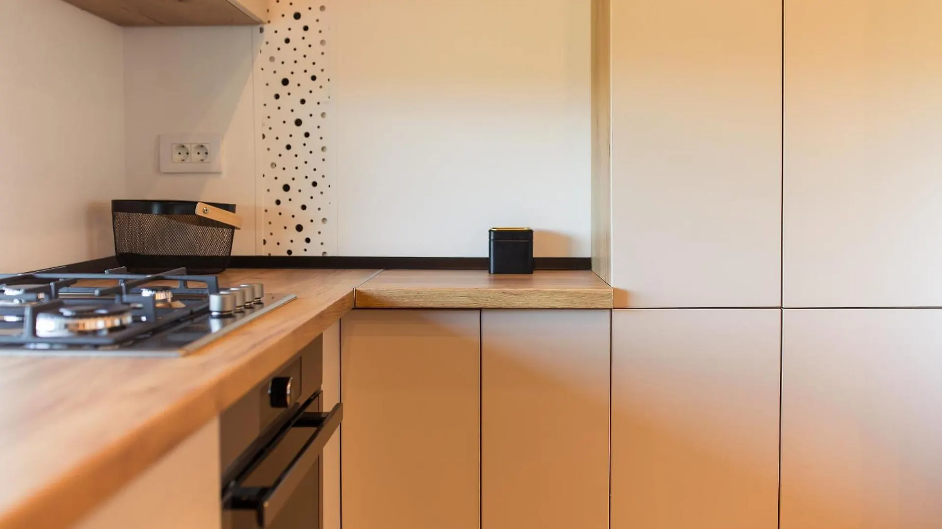 Roots Three - Modern Lakeview Apartment 부쿠레슈티