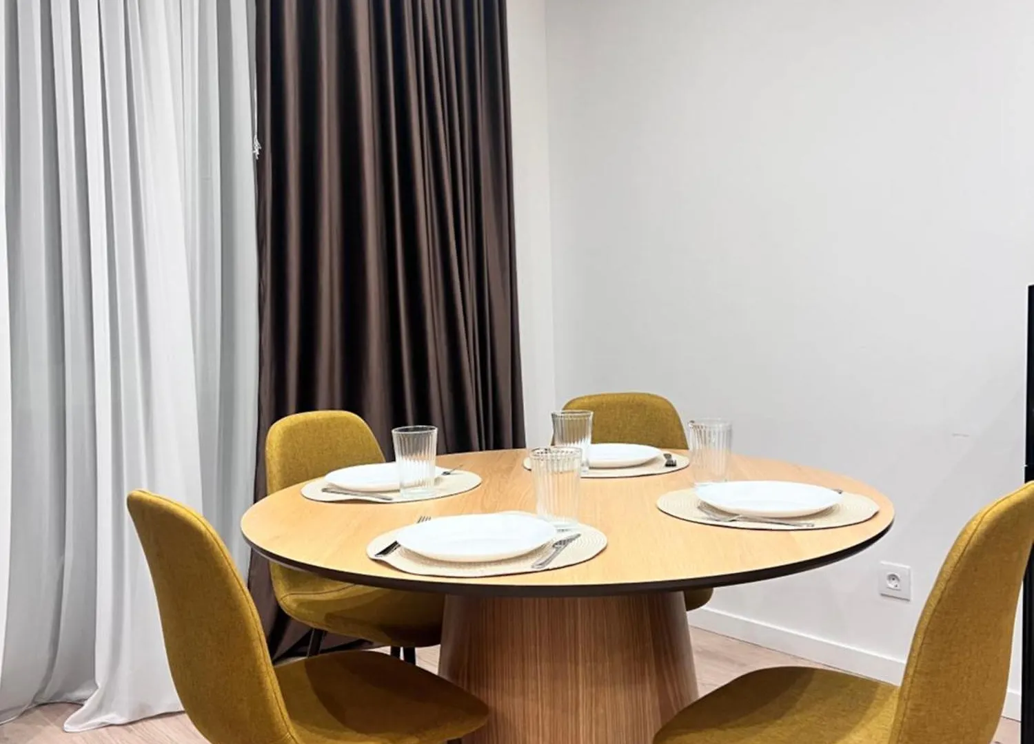 Roots Three - Modern Lakeview Apartment 부쿠레슈티 0*,