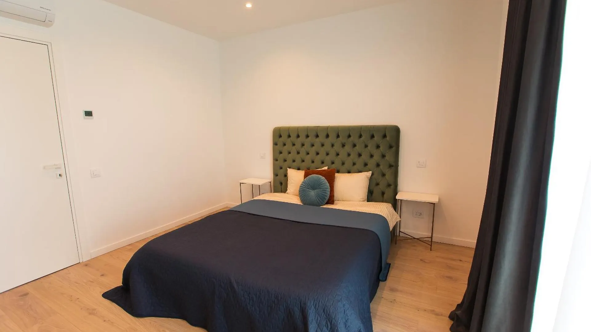 Roots Three - Modern Lakeview Apartment 부쿠레슈티