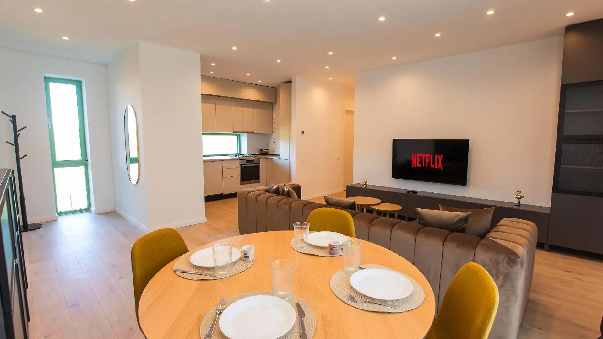 Roots Three - Modern Lakeview Apartment 부쿠레슈티