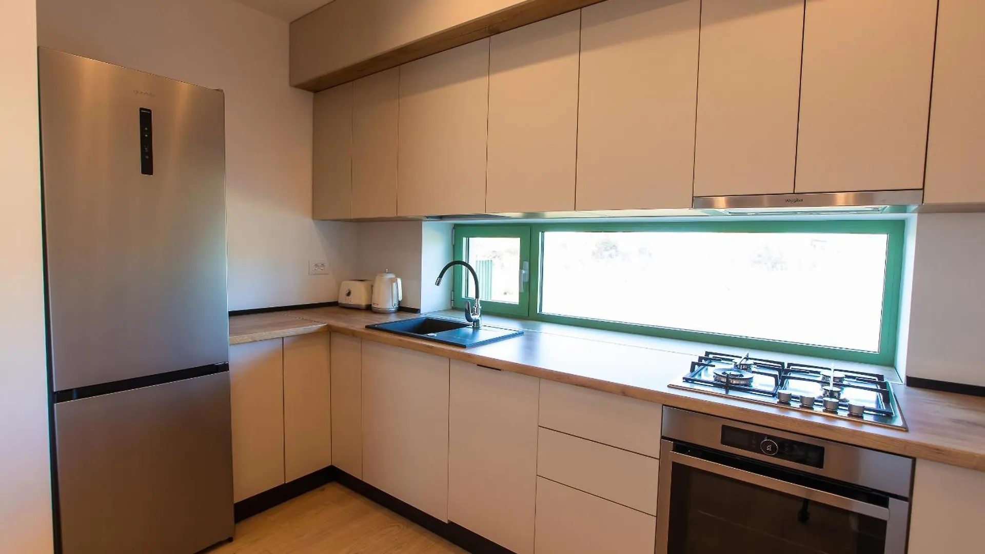 Roots Three - Modern Lakeview Apartment 부쿠레슈티