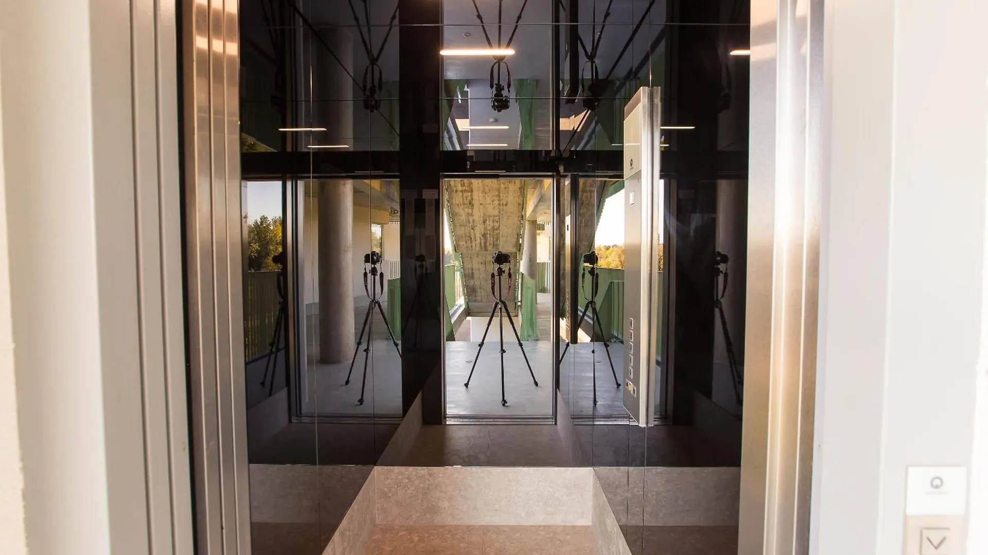Roots Three - Modern Lakeview Apartment 부쿠레슈티