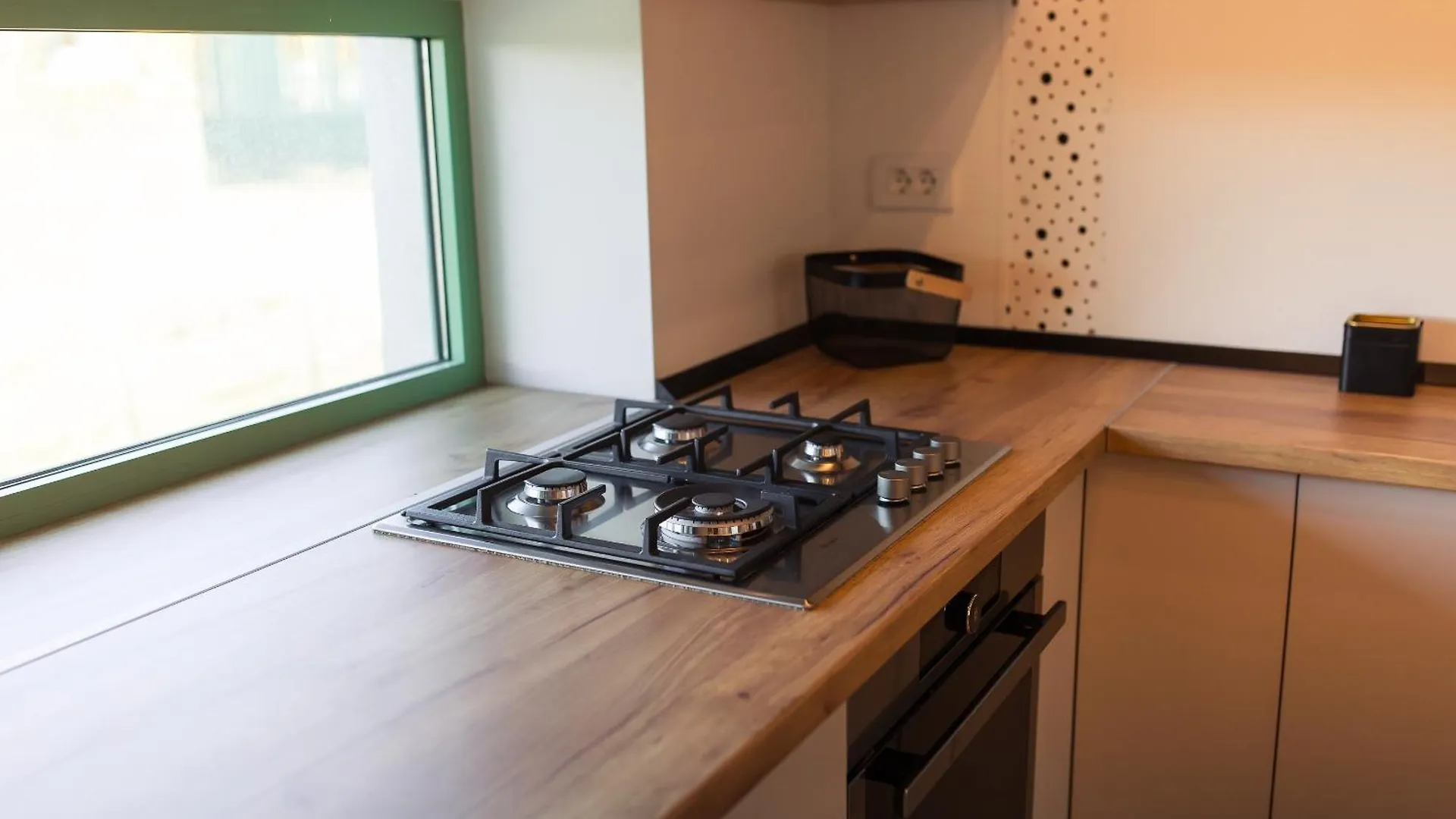 Roots Three - Modern Lakeview Apartment 부쿠레슈티