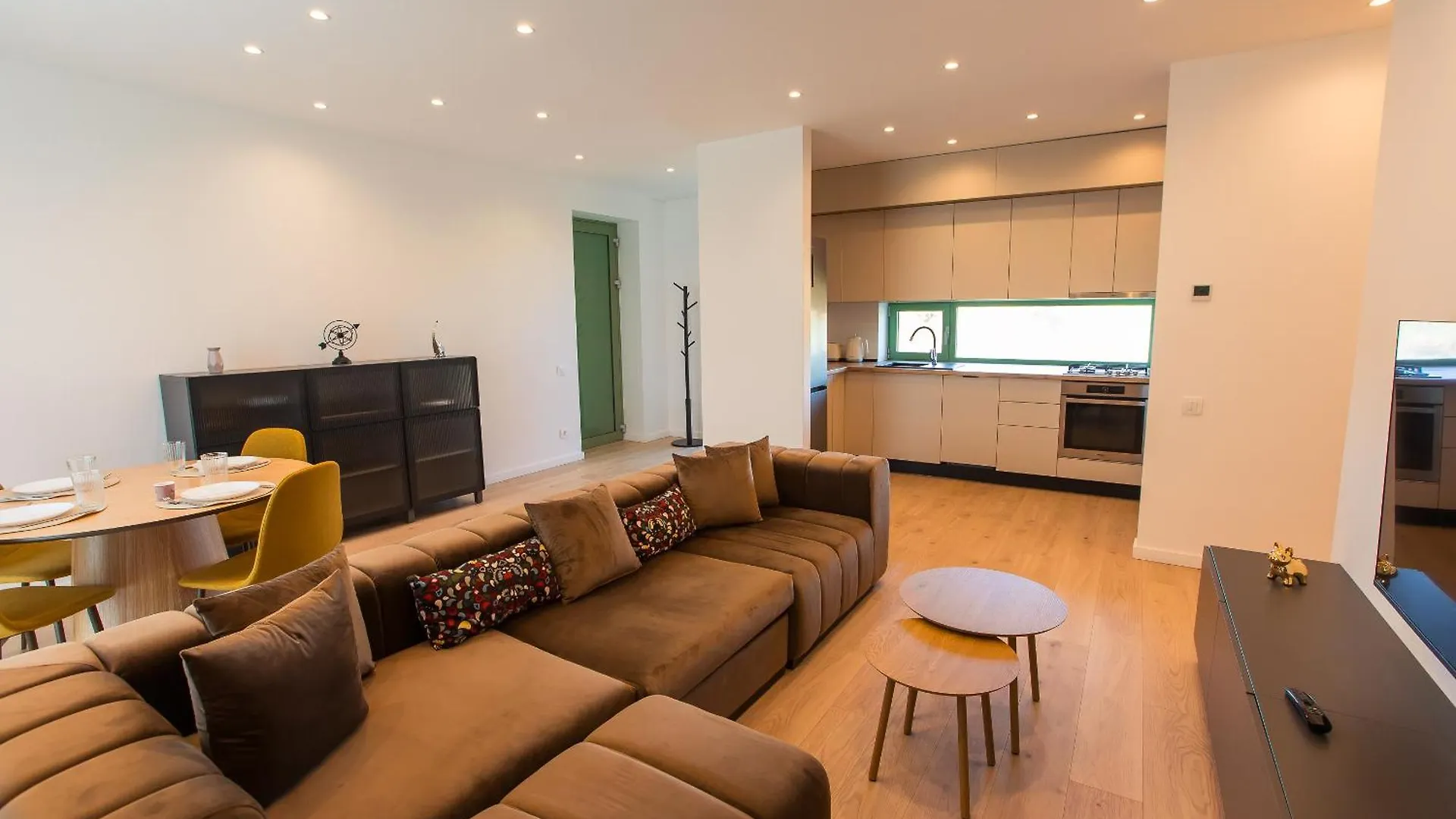 Roots Three - Modern Lakeview Apartment 부쿠레슈티