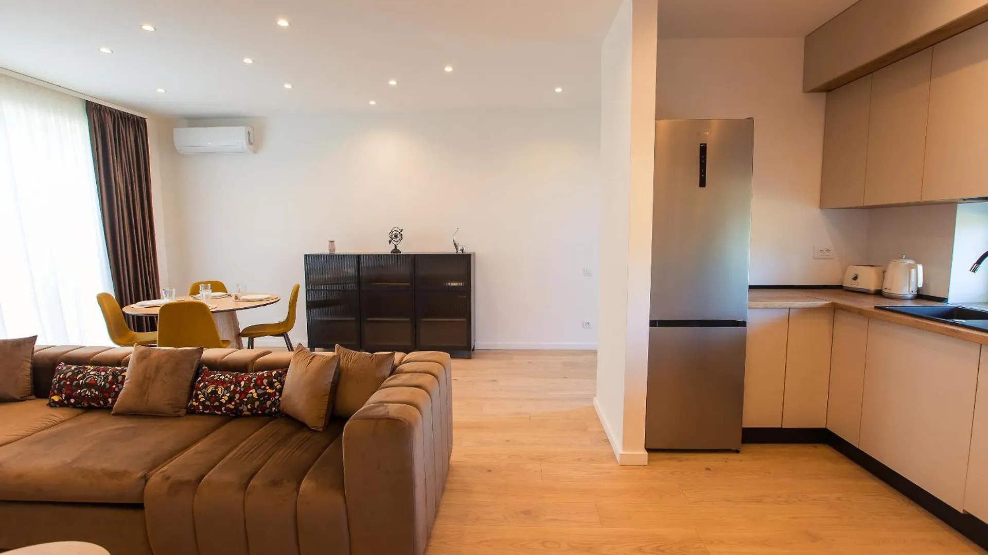 Roots Three - Modern Lakeview Apartment 부쿠레슈티 0*,