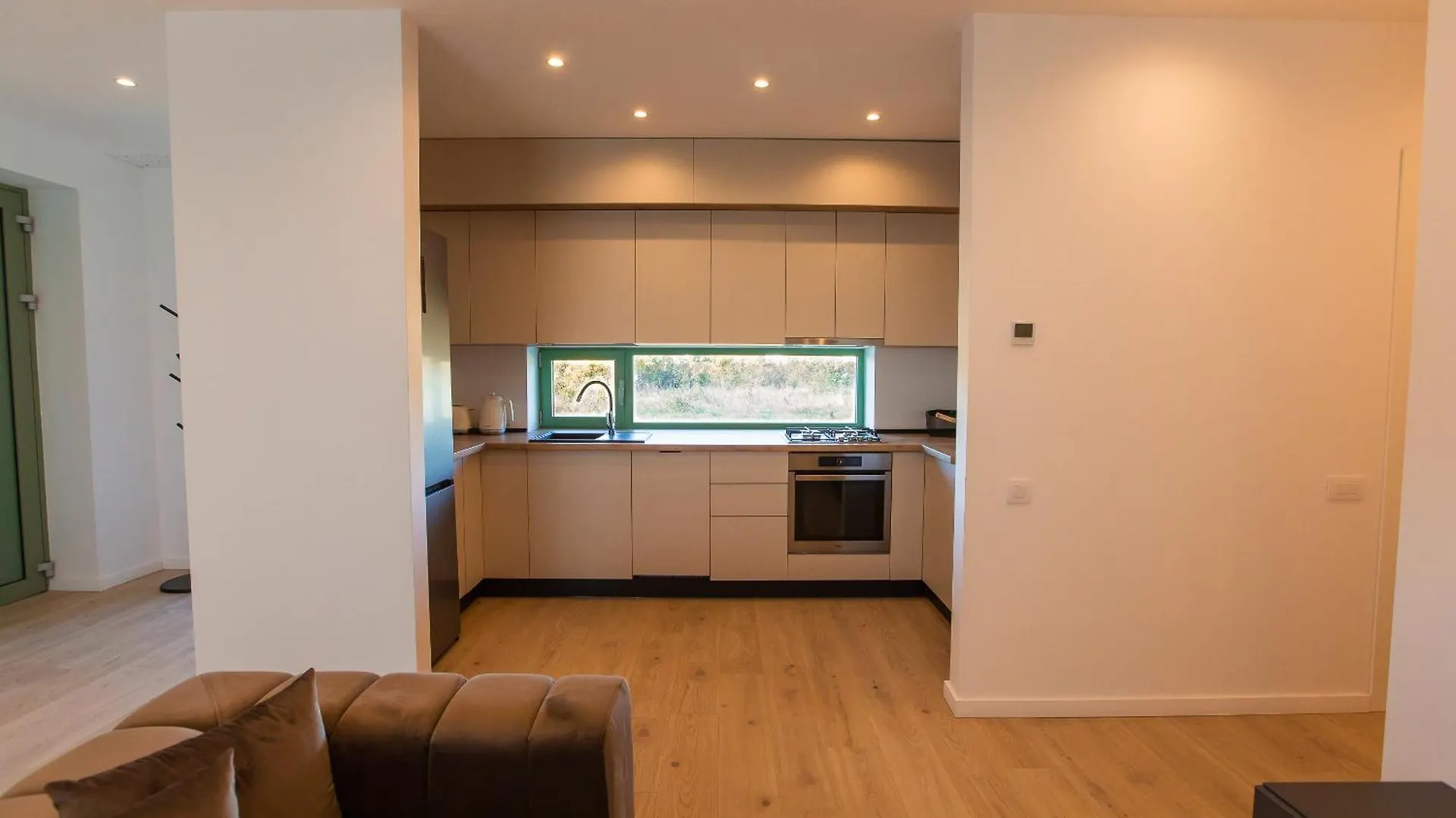 Roots Three - Modern Lakeview Apartment 부쿠레슈티