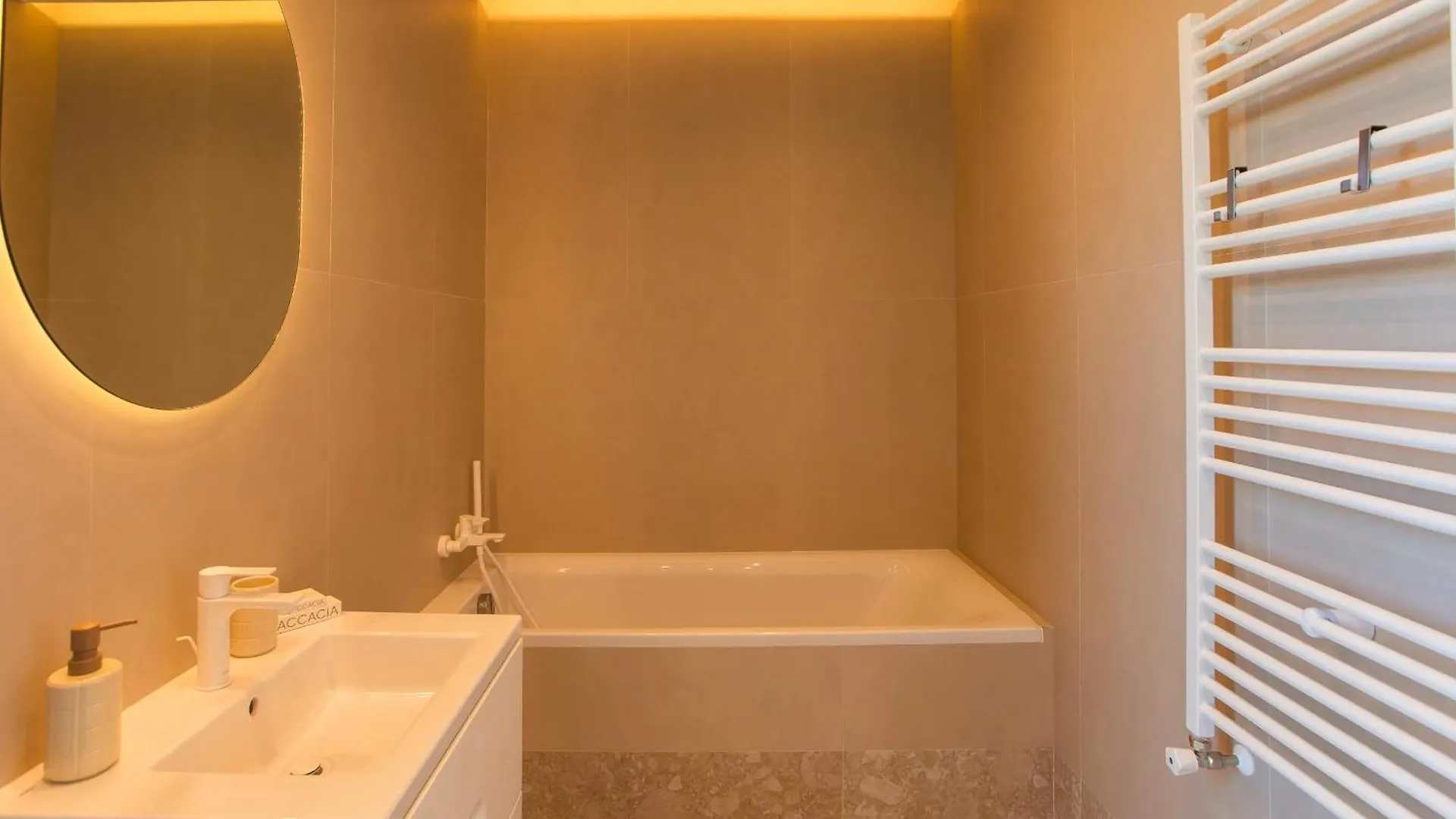 Roots Three - Modern Lakeview Apartment 부쿠레슈티
